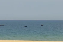 Đang cùng vợ tắm biển, người đàn ông bị sóng cuốn mất tích