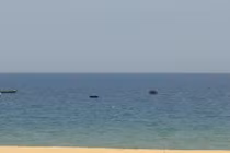 Đang cùng vợ tắm biển, người đàn ông bị sóng cuốn mất tích