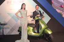 Vespa GTS 300 giá 120 triệu "đấu" Honda SH300i tại VN