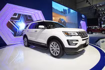 Dân chờ thuế giảm, thị trường ôtô Việt Nam tụt dốc