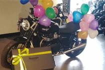 Tặng chồng môtô Triump giá 329 triệu dịp sinh nhật