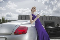 Mẫu Tây "sang chảnh" bên Bentley Continental GT và Samsung S8