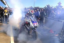 Nhà vô địch MotoGP 2015 nhập viện vì "đốt lốp" ăn mừng