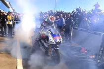 Nhà vô địch MotoGP 2015 nhập viện vì "đốt lốp" ăn mừng