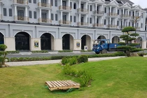 Đi chơi công viên KĐT Phú Cường, bé gái rơi xuống cống thoát nước