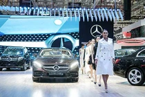Dàn người đẹp "khoe sắc" cùng xe sang Mercedes ở VMS 2018