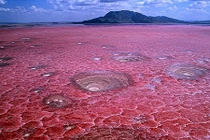 Bí ẩn hồ nước đỏ như máu, la liệt xác chết hóa đá