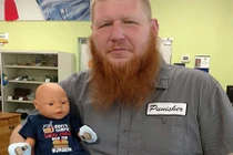 Chuyện lạ hôm nay: Người bố xăm trổ bế búp bê và sự thực cảm động