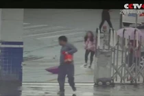 Giật xong điện thoại, tên cướp làm điều mà không ai ngờ tới