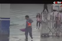 Giật xong điện thoại, tên cướp làm điều mà không ai ngờ tới