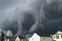 Mây khổng lồ che phủ bầu trời như ngày tận thế