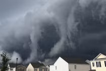 Mây khổng lồ che phủ bầu trời như ngày tận thế