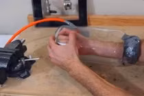 Cho tay vào bình hút chân không, 25 phút sau ra điều kinh hoàng