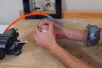 Cho tay vào bình hút chân không, 25 phút sau ra điều kinh hoàng