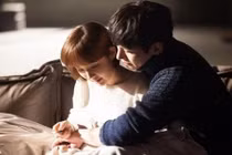 Chia tay nữ đồng nghiệp, chồng nghẹn ngào, nước mắt rơi lã chã