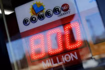 Trúng số 10.000 USD, mua tiếp và kết không thể sốc hơn