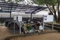 Chiếc ô tô được đem thờ cúng và sự thật cảm động phía sau