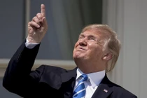 TT Donald Trump xem nhật thực mắt thường, trợ lý hốt hoảng thét lên điều này