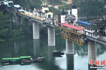 Kỳ lạ thị trấn tọa lạc trên một cây cầu