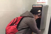 Chống trộm giấy vệ sinh bằng công nghệ cao cực độc