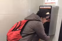 Chống trộm giấy vệ sinh bằng công nghệ cao cực độc