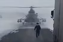 Chuyện gây sốc: Trực thăng hạ cánh xuống cao tốc để... hỏi đường