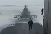 Chuyện gây sốc: Trực thăng hạ cánh xuống cao tốc để... hỏi đường