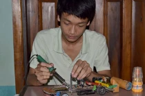 15 tuổi chế máy bay từ... rác