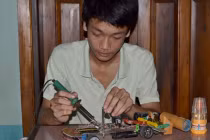 15 tuổi chế máy bay từ... rác