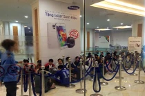 Hà Nội: Vật vờ cả đêm chờ Galaxy S5