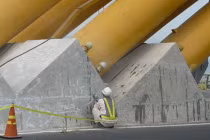 "Lạ" hàng trăm xilanh cắm vào cầu Rồng Đà Nẵng