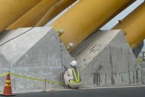 "Lạ" hàng trăm xilanh cắm vào cầu Rồng Đà Nẵng