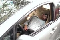 Hà Nội: say rượu, sau khi tông xe vẫn ngủ ngon lành