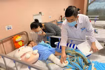 Bé gái rơi từ tầng 13 sức khỏe ổn định, sắp xuất viện