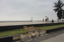 Vỉa hè phố biển Sầm Sơn nhếch nhác trước ngày khai hội