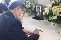 Chủ tịch VUSTA Phan Xuân Dũng viếng và viết sổ tang tưởng niệm ông Abe Shinzo