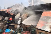Cháy lớn tại cơ sở sản xuất chăn ga, gối đệm ở Hà Nội