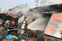 Cháy lớn tại cơ sở sản xuất chăn ga, gối đệm ở Hà Nội