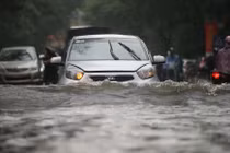 Đắng lòng ô tô chìm trong biển nước Hà Nội