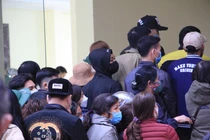 Chen chúc mua pháo Tết ở nhà máy Z121, nguy cơ bùng COVID-19 