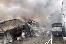 Hà Nội: Cận cảnh đám cháy kho tạm khiến 1 bảo vệ tử vong