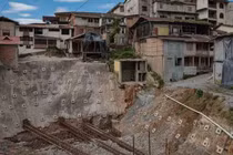 Bi kịch của thị trấn nằm trên núi vàng nhưng đang bị nuốt chửng từng ngày 