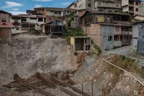 Bi kịch của thị trấn nằm trên núi vàng nhưng đang bị nuốt chửng từng ngày 