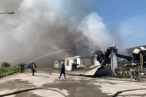 Toàn cảnh chữa cháy tại kho chứa đồ nhựa tại KCN Quang Minh