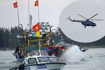 Máy bay, ca nô quần thảo bờ biển Cửa Đại tìm nạn nhân mất tích