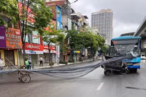 Hà Nội: Xe tự chế chở sắt thép đâm thủng xe buýt