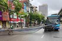 Hà Nội: Xe tự chế chở sắt thép đâm thủng xe buýt