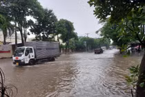 Hà Nội: Cụm công nghiệp Từ Liêm ngập trong biển nước