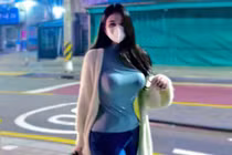 Người đẹp mặc kín hay hở xuống phố đều thu hút ánh nhìn