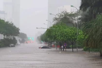 Mưa lớn kéo dài, nhiều tuyến đường Hà Nội ngập sâu